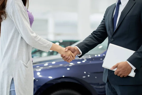 Venditore Cliente Femminile Stringendo Mano Dopo Affare — Foto Stock