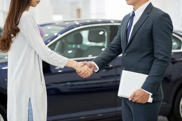 女顾客购买新车后握手的形象 — 图库照片