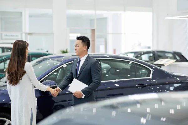 Vendedor Sorridente Cliente Muito Feminino Apertando Mãos Showroom Carro — Fotografia de Stock