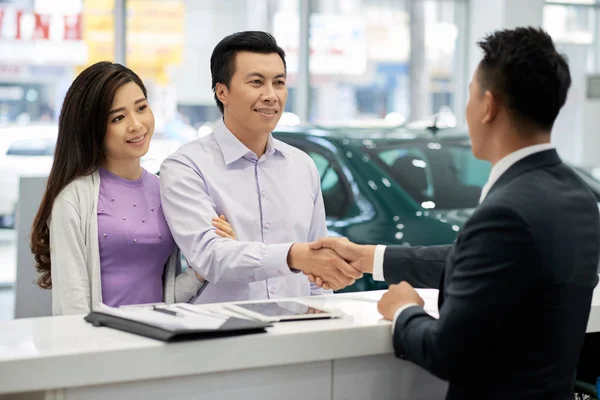 Alegre Pareja Vietnamita Vising Concesionario Coches Busca Nuevo Vehículo — Foto de Stock