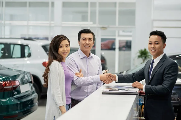 Alegre Ásia Casal Vendedor Completar Documentos Depois Comprar Novo Carro — Fotografia de Stock