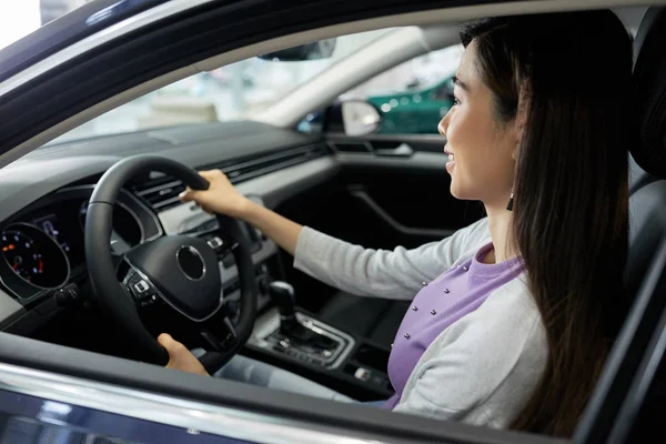 Felice Giovane Donna Asiatica Seduta Nella Sua Nuova Auto — Foto Stock