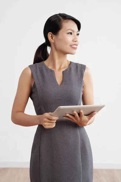 Retrato Mujer Empresaria Elegante Feliz Con Tableta Digital — Foto de Stock