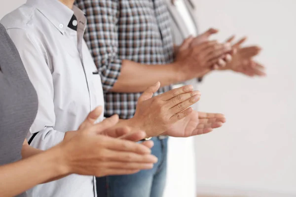 Abgeschnittenes Bild Applaudierender Geschäftsleute Auf Konferenz — Stockfoto