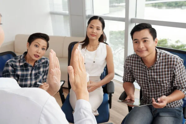 Manos Dama Negocios Explicando Idea Sus Compañeros Trabajo Reunión —  Fotos de Stock