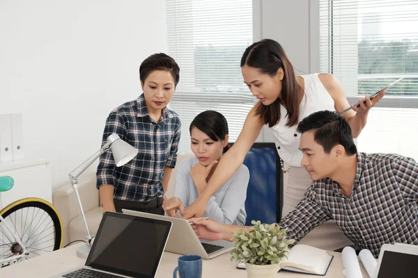 Grupo Empresários Vietnamitas Discutindo Informações Tela Laptop Reunião — Fotografia de Stock
