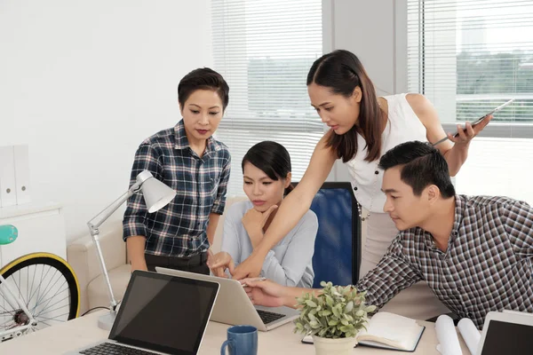 Grupp Vietnamesiska Affärsfolk Information Laptop Skärm Vid Mötet Diskuteras — Stockfoto