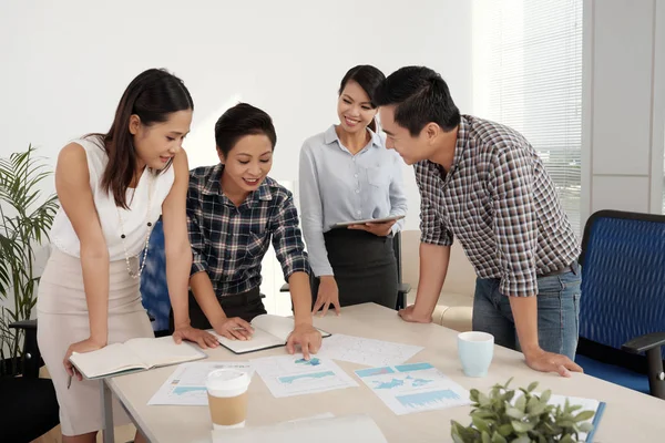 Jeunes Gens Affaires Asiatiques Discutant Documents Financiers Sur Table Bureau — Photo