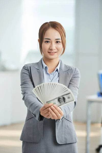 Retrato Joven Oficinista Mostrando Dinero Cogido Mano Oficina —  Fotos de Stock