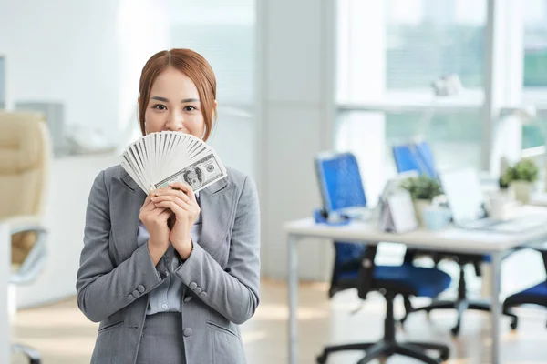 Retrato Una Joven Empresaria Asiática Cubriéndose Boca Con Billetes Monedas —  Fotos de Stock