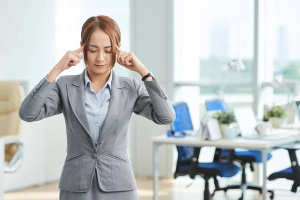 年轻的亚洲女商人穿着正式的衣服站着 闭着眼睛 想着一些事情 — 图库照片