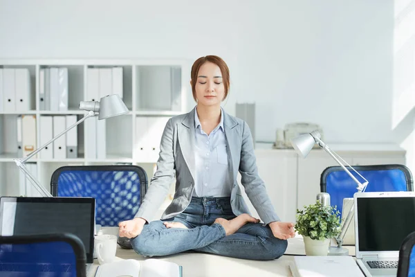Mladá Podnikatelka Očima Uzavřena Sedí Jejím Stole Úřadu Meditování Během — Stock fotografie