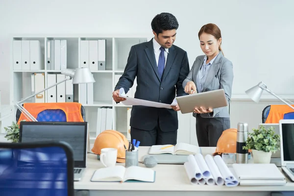 Arquitecta Mostrando Empresario Portátil Mientras Examina Plano — Foto de Stock