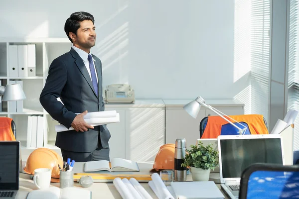 Nachdenklicher Junger Architekt Anzug Mit Bauplänen Büro — Stockfoto