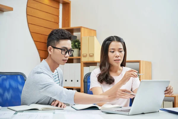 Modern Asiatisk Man Och Kvinna Titta Laptop Och Diskussion Vid — Stockfoto