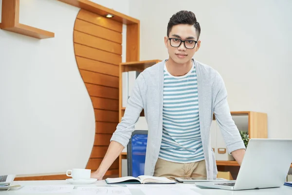 Pria Asia Kasual Berkacamata Berdiri Meja Kantor Modern Dengan Penuh — Stok Foto