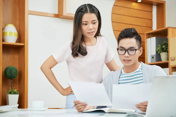 Moderna Mujer Asiática Hombre Reuniéndose Mesa Oficina Mirando Documentos Papel —  Fotos de Stock