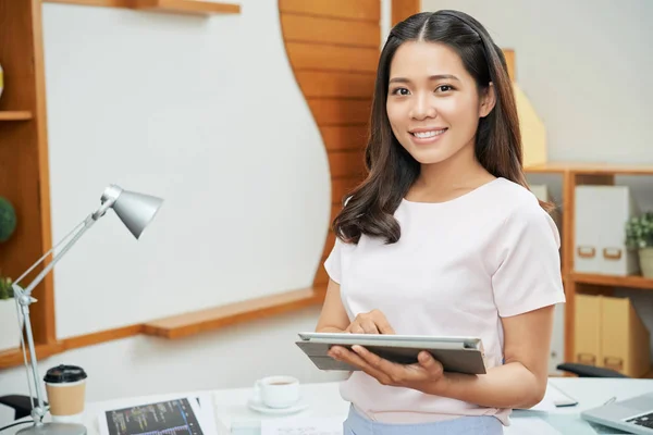 Encantadora Mujer Asiática Moderna Sosteniendo Touchpad Sonriendo Cámara Una Nueva —  Fotos de Stock