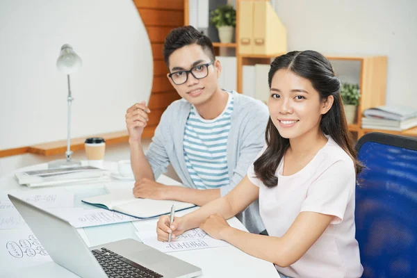 Mujer Asiática Hombre Sentados Juntos Mesa Oficina Moderna Con Papeles — Foto de Stock