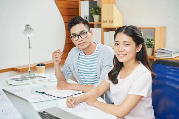 Ganska Asiatiska Kvinnan Och Mannen Glasögon Som Sitter Med Laptop — Stockfoto