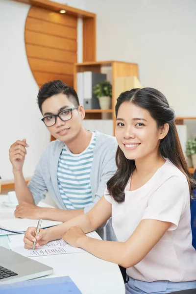 Bonita Mujer Negocios Asiática Con Hombre Gafas Sentada Cerca Mesa —  Fotos de Stock