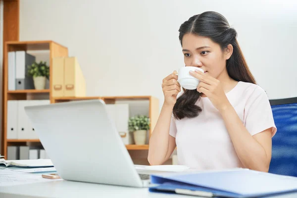 Mujer Bastante Asiática Tomando Una Taza Café Mientras Portátil Mesa — Foto de Stock