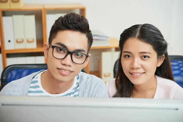 Contemporâneo Jovem Mulher Asiática Homem Sentado Mesa Com Computador Olhando — Fotografia de Stock