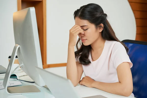 Schöne Asiatische Frau Berührt Erschöpftes Gesicht Und Hält Die Augen — Stockfoto