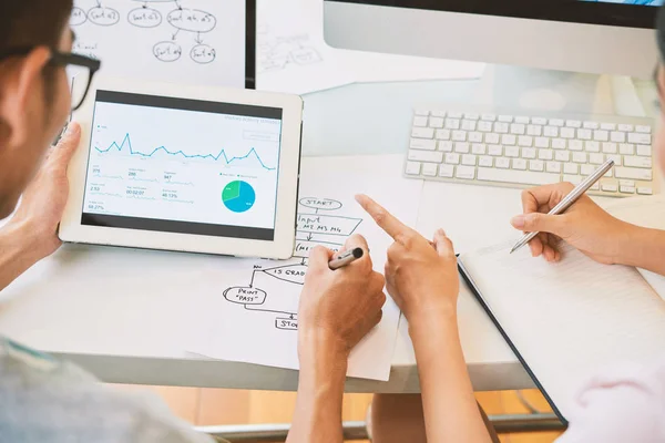 Achteraanzicht Van Het Gewas Van Moderne Collega Kijken Van Tablet — Stockfoto