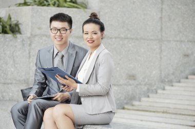 Sözleşme detayları açık toplantıda tartışılması mutlu gülümseyen girişimciler