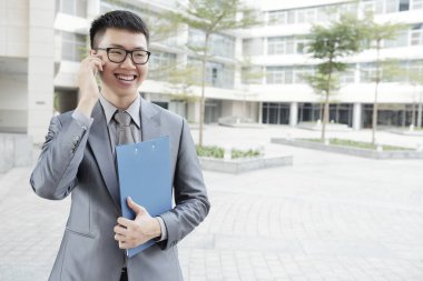 Pano açık havada duran ile gülen mutlu Vietnamca işadamı portresi