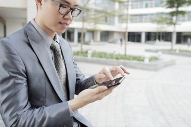 Açık havada duran manifatura genç girişimci kırpılmış görüntü