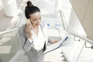 Belge onun elinde telefonla arama ile Vietnam iş kadını gülümseyen