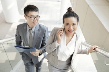 Genç işadamı onun neşeli oldukça Vietnamca çalışma arkadaşı arıyorum