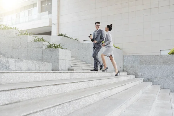 Alegre Jóvenes Empresarios Asiáticos Discutiendo Noticias Caminar Oficina Mañana — Foto de Stock