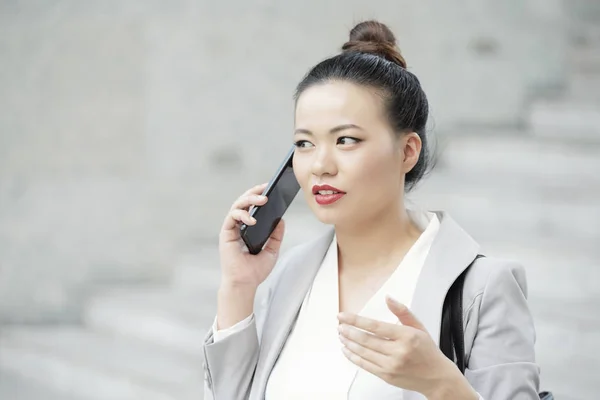 Porträt Der Hübschen Vietnamesischen Geschäftsfrau Beim Telefonieren — Stockfoto
