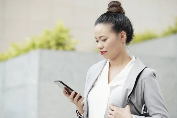 Asiatische Geschäftsfrau Liest Textnachrichten Auf Smartphone Bildschirm — Stockfoto
