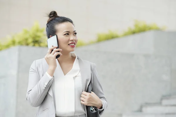 Vrouwelijke Ondernemer Bespreken Informatie Smartphone — Stockfoto