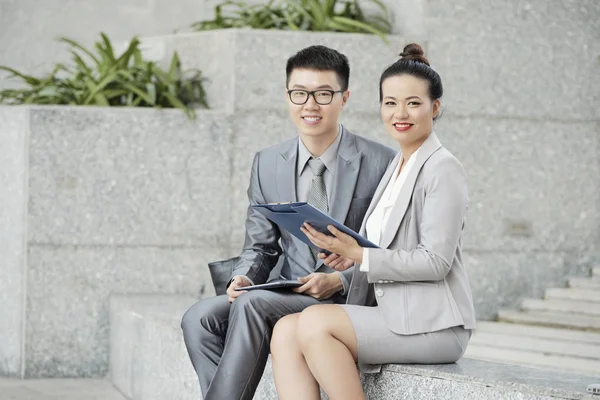 Retrato Jovens Empresários Felizes Sentados Livre Discutindo Documento — Fotografia de Stock