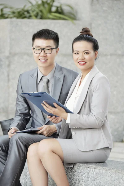 Lächelnde Asiatische Geschäftsleute Die Draußen Sitzen Und Über Verträge Diskutieren — Stockfoto