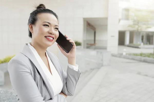 Pozytywne Uśmiechając Się Azjatycki Biznes Dama Korzystających Rozmowy Telefon — Zdjęcie stockowe