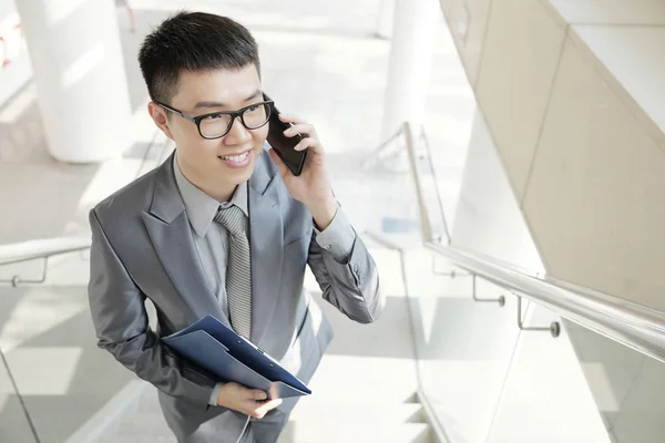 Positieve Vietnamese Zakenman Glazen Praten Telefoon — Stockfoto