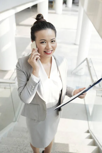 Retrato Alegre Ásia Empresária Segurando Prancheta Chamando Telefone — Fotografia de Stock