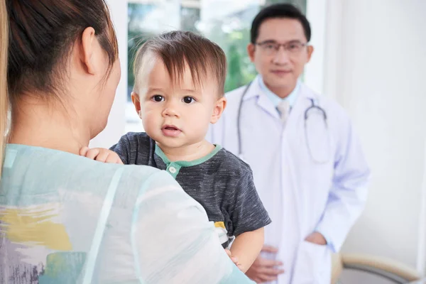 Madre Trayendo Pequeño Hijo Médico — Foto de Stock