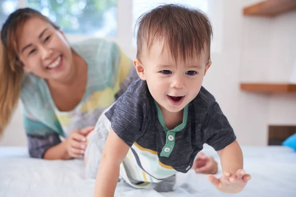 Glückliche Mutter Schaut Ihr Krabbelndes Baby — Stockfoto