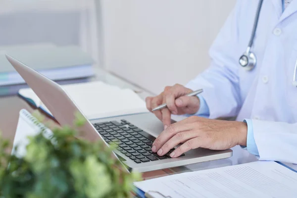 Bijgesneden Afbeelding Van Huisarts Werkt Laptop Aan Haar Tafel — Stockfoto