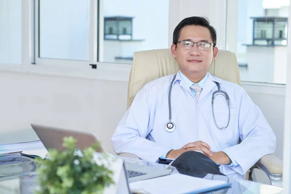 Ritratto Medico Generico Vietnamita Sorridente Seduto Tavolo Del Suo Ufficio — Foto Stock