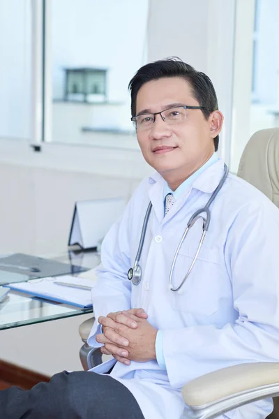 Retrato Sorrindo Positivo Médico Vietnamita Trabalhando Hospital — Fotografia de Stock