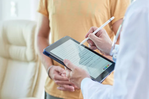 Arzt Füllt Gesundheitskarte Auf Digitalem Tablet Gespräch Mit Patient Aus — Stockfoto