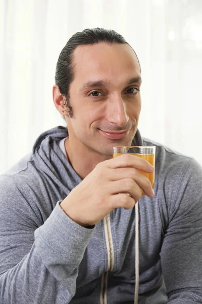 Porträt Eines Jungen Mannes Der Das Glas Mit Frischem Fruchtsaft — Stockfoto